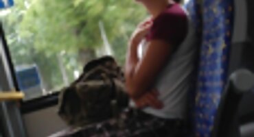 బ్లోన్దేస్ తో నల్లటి జుట్టు గల స్త్రీని