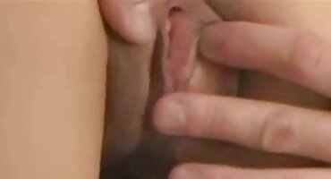 నల్లటి జుట్టు గల స్త్రీని ఆమె యోని సెక్స్ ఫిలిం తెలుగు వీడియో ఆకర్షిస్తుంది.