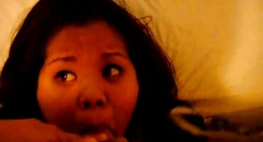 నలుపు మరియు తెలుపు ఆత్మవిశ్వాసం హస్తప్రయోగం నల్లటి జుట్టు గల స్త్రీని నుండి రెండు సెక్స్ తెలుగు సినిమా వీడియో వైపులా.