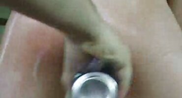 వంటగది మధ్యలో వీడియో సెక్స్ వీడియోస్ స్కోపా చీపురు.