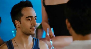 మైక్ వీడియో సెక్స్ వీడియోస్ అడ్రియానో తన స్నేహితురాలిని గాడిదలో ఉంచుతాడు.