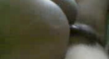 అమ్మాయి తన కాళ్ళను విస్తరించింది మరియు పుస్సీకి కృతజ్ఞతలు తెలుపుతుంది. తెలుగు సెక్స్ ఫిలిం వీడియో