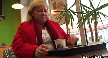 మహిళా ఉద్యోగి గుడిసెలో దుకాణానికి తెలుగు హీరోయిన్ సెక్స్ వీడియో వెళ్తాడు.