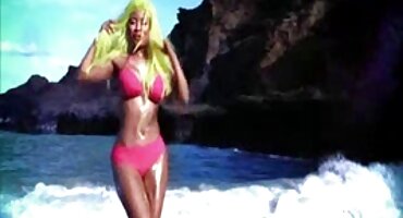 అమ్మాయి దుస్తులు ధరించి, తెలుగు సెక్స్ డాన్స్ వీడియో మాస్క్ వేసుకుంటుంది.