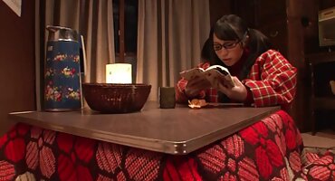 నల్లటి జుట్టు గల స్త్రీని ఇబ్బంది పెట్టాడు until she turns తెలుగు హీరోయిన్ సెక్స్ వీడియో blue.